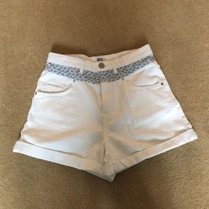 UO EXCLUSIVE FLORAL PATCH MOM SHORTS